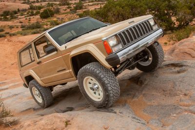 Jeep Wrangler XJ Pioneer Concept sulle rocce