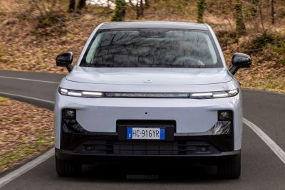 Leapmotor B10 REEV Hybrid su strada