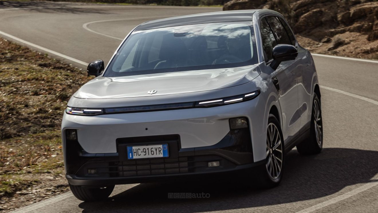 FOTO Leapmotor B10 REEV Hybrid, carrozzeria, abitacolo e interni ...