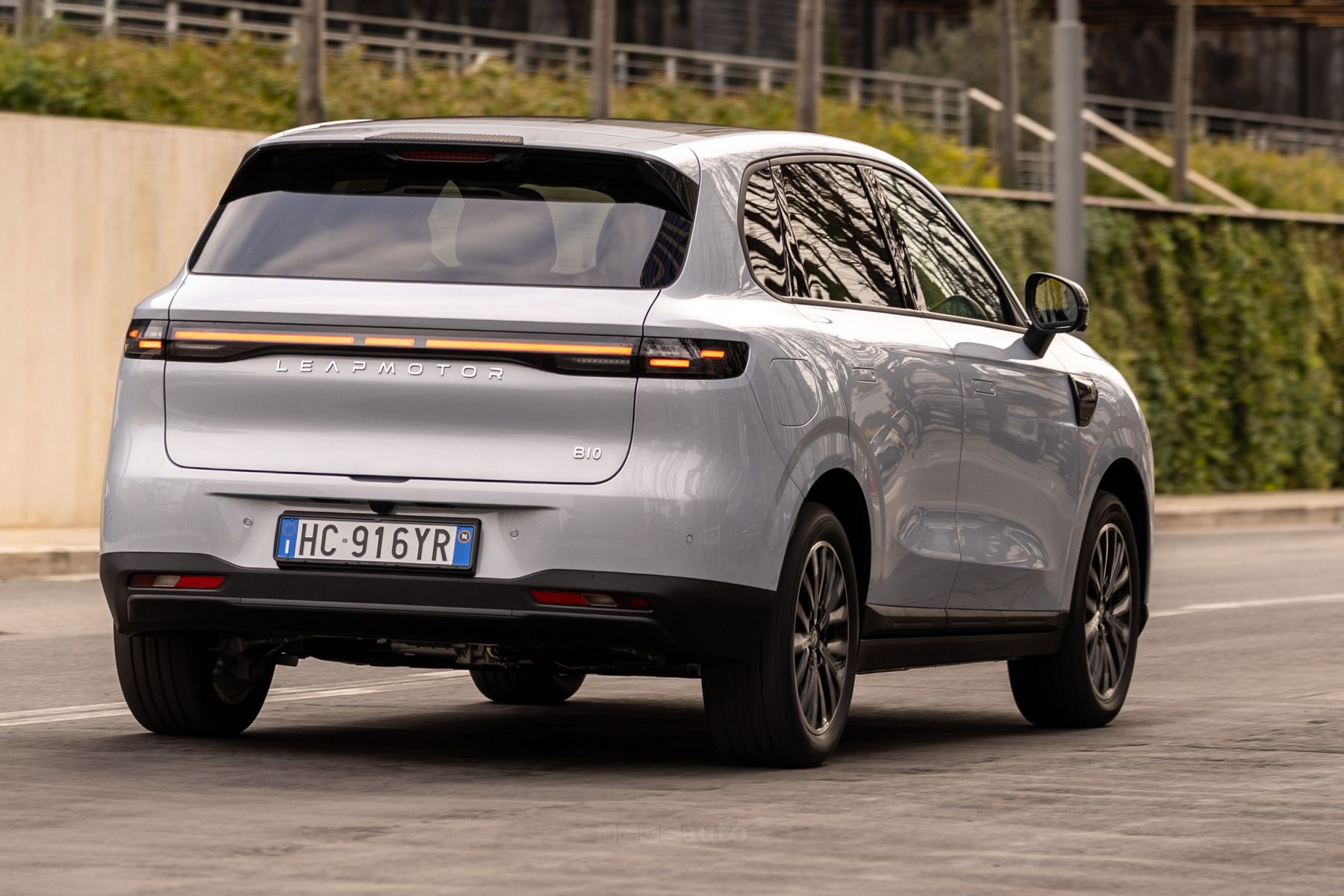 FOTO Leapmotor B10 REEV Hybrid, carrozzeria, abitacolo e interni ...