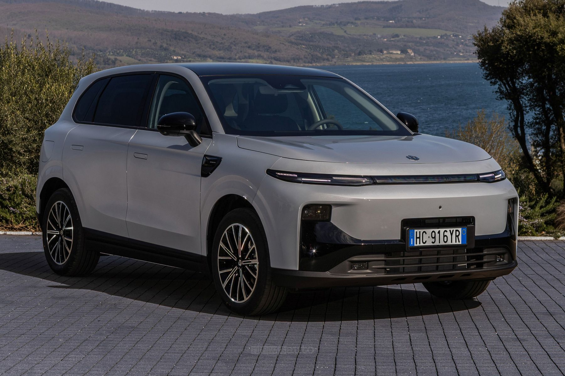 FOTO Leapmotor B10 REEV Hybrid, carrozzeria, abitacolo e interni ...