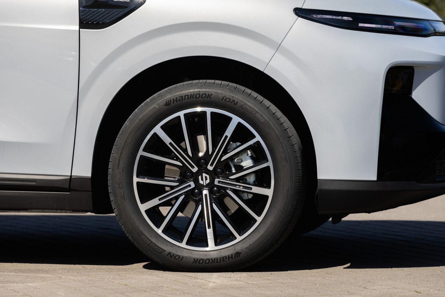 FOTO Leapmotor B10 REEV Hybrid, carrozzeria, abitacolo e interni ...