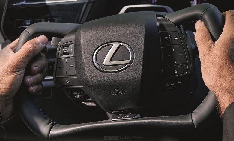 Lexus RZ F Sport paddle al volante