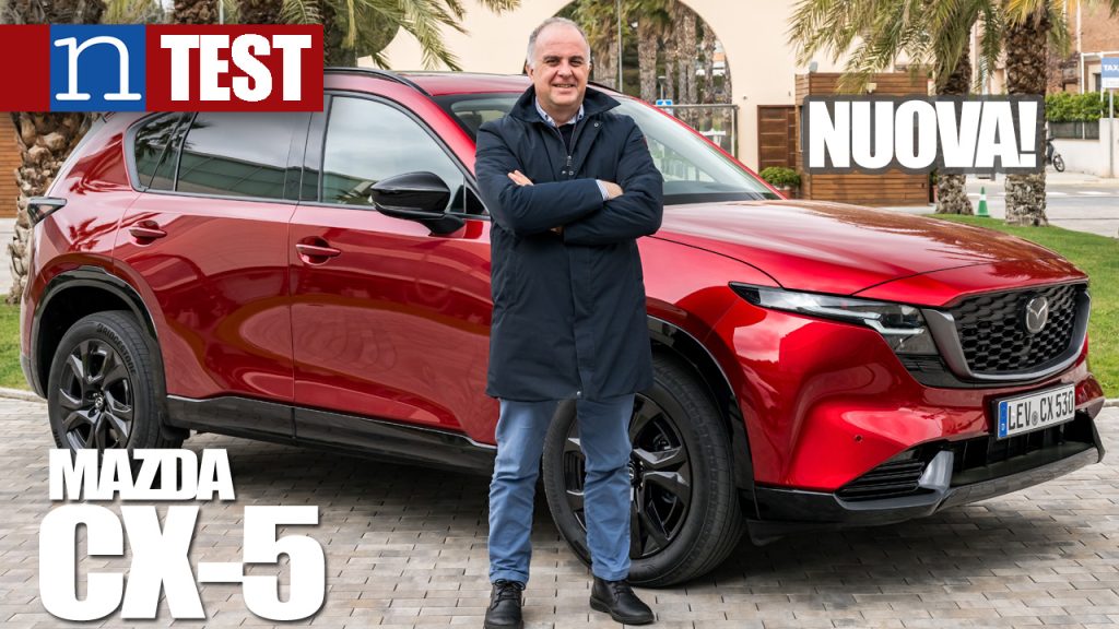 Giovanni Mancini posa a fianco della nuova Mazda CX-5 a Barcellona