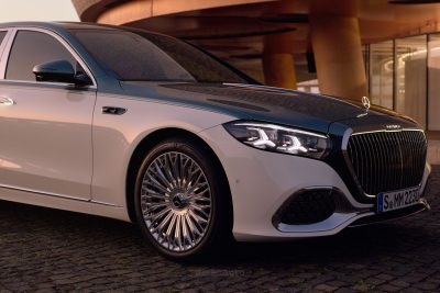 Mercedes-Benz Classe S Maybach fari anteriori firma luminosa