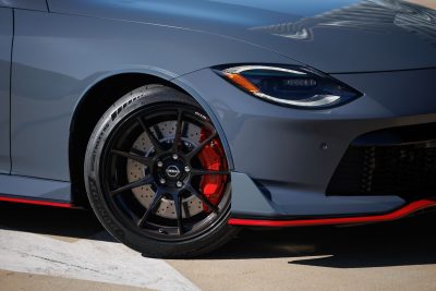 Nissan Z Nismo cerchi da 19", pinze freno rosse