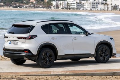 Mazda CX-5 Homura Rhodium White posteriore 3/4