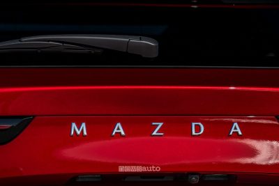 Mazda CX-5 Exclusive logo e telecamera portellone posteriore
