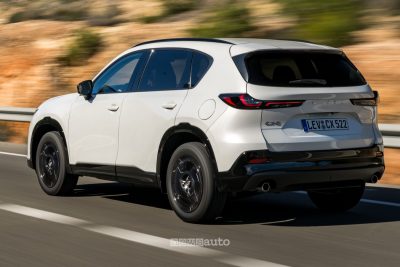 Mazda CX-5 Homura Rhodium White su strada