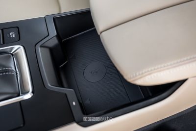 Mazda CX-5 Homura vano per la ricarica wireless dello smartphone