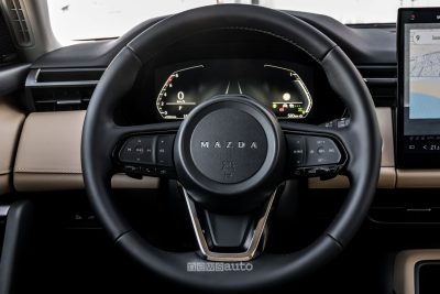 Mazda CX-5 Homura volante, display quadro strumenti da 12,9"