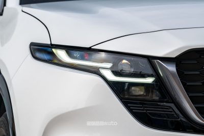 Mazda CX-5 Homura Rhodium White faro anteriore