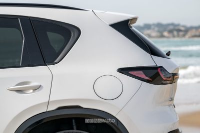 Mazda CX-5 Homura Rhodium White montante posteriore