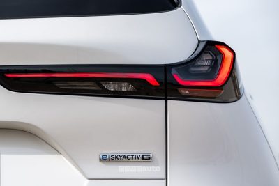 Mazda CX-5 Homura Rhodium White faro posteriore