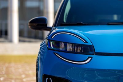 Nuova Nissan Micra faro anteriore, firma luminosa