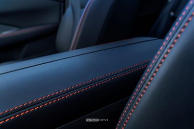 Nuova Nissan X-Trail N‑Trek cuciture in rosse nell'abitacolo