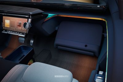 Renault R-Space Lab Concept vano che funge da supporto per un tablet o appoggio per i piedi