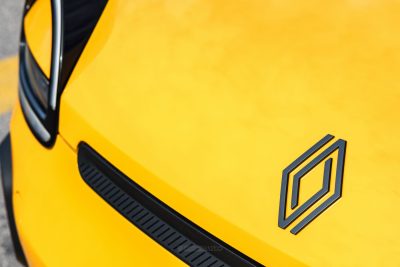 Renault Twingo E-Tech electric Jaune Mango logo portellone anteriore