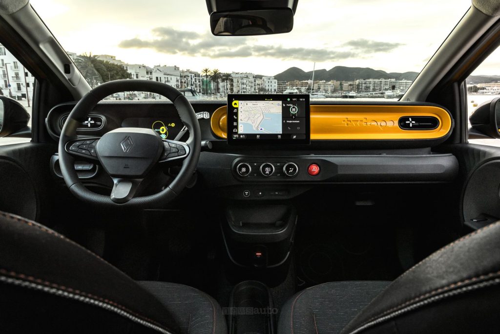 Renault Twingo E-Tech electric plancia abitacolo Jaune Mango