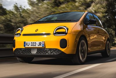 Renault Twingo E-Tech electric Jaune Mango su strada