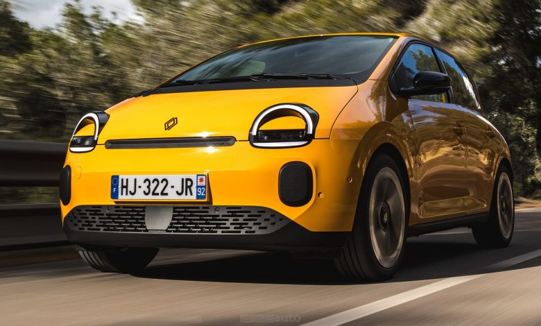 Renault Twingo E-Tech electric Jaune Mango su strada