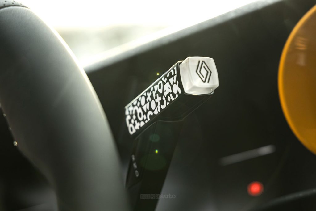 Renault Twingo E-Tech electric leva del cambio al volante