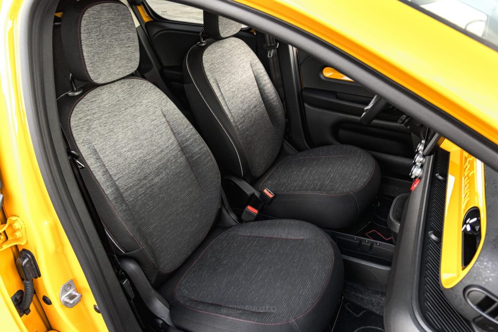 Renault Twingo E-Tech electric sedili anteriori