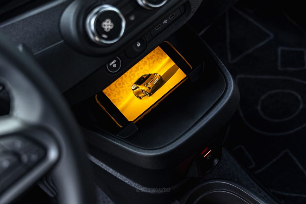 Renault Twingo E-Tech electric supporto per lo smartphone