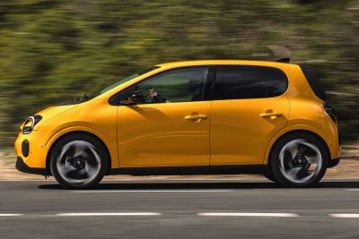 Renault Twingo E-Tech electric Jaune Mango su strada