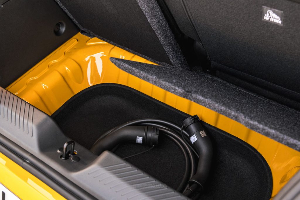 Renault Twingo E-Tech electric vano per il cavo di ricarica nel bagagliaio