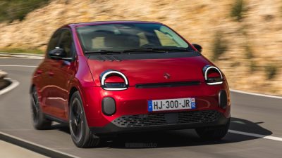 Renault Twingo E-Tech electric Rouge Absolu su strada