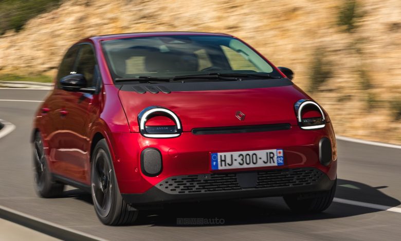 Renault Twingo E-Tech electric Rouge Absolu su strada