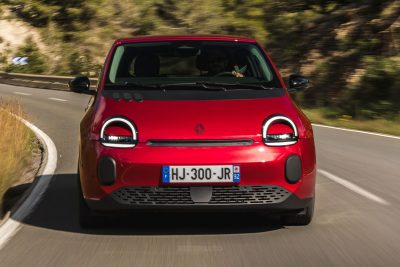 Renault Twingo E-Tech electric Rouge Absolu su strada