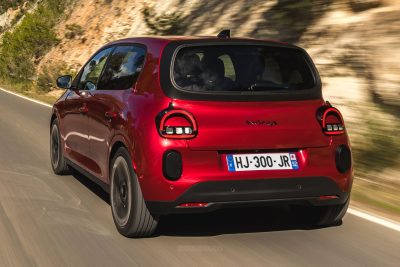 Renault Twingo E-Tech electric Rouge Absolu su strada