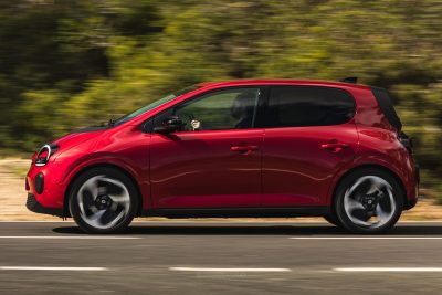 Renault Twingo E-Tech electric Rouge Absolu su strada