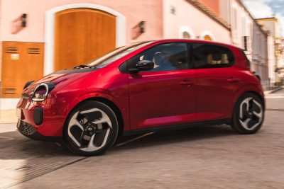 Renault Twingo E-Tech electric Rouge Absolu su strada