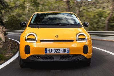 Renault Twingo E-Tech electric Jaune Mango su strada