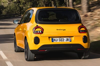 Renault Twingo E-Tech electric Jaune Mango su strada