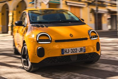 Renault Twingo E-Tech electric Jaune Mango su strada