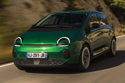 Renault Twingo E-Tech electric Vert Absolu su strada