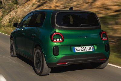 Renault Twingo E-Tech electric Vert Absolu su strada