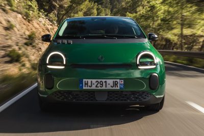 Renault Twingo E-Tech electric Vert Absolu su strada