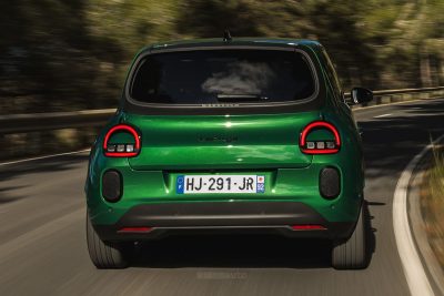 Renault Twingo E-Tech electric Vert Absolu su strada