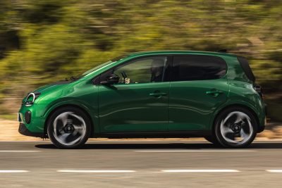 Renault Twingo E-Tech electric Vert Absolu su strada