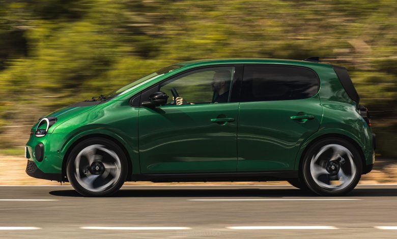 Renault Twingo E-Tech electric Vert Absolu su strada