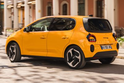 Renault Twingo E-Tech electric Jaune Mango su strada