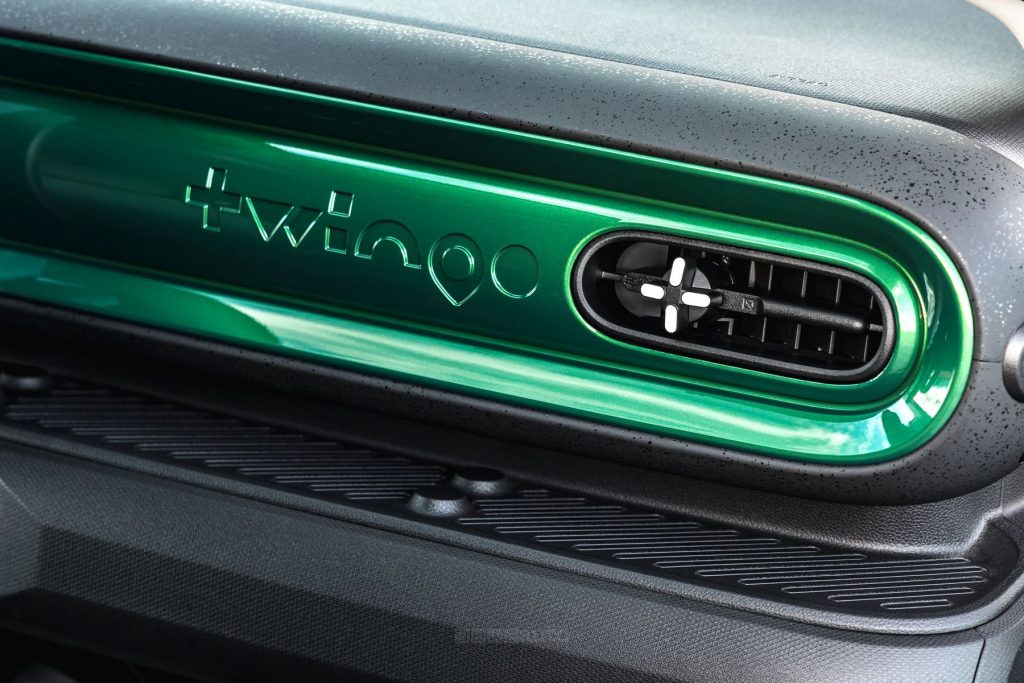 Renault Twingo E-Tech electric plancia in Vert Absolu