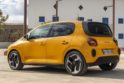 Renault Twingo E-Tech electric Jaune Mango posteriore 3/4