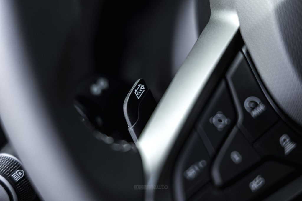 Renault Twingo E-Tech electric leva della frenata rigenerativa al volante