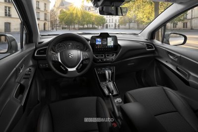 Suzuki S-Cross Hybrid Kuro abitacolo